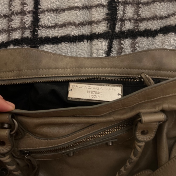 Aunthentic Balenciaga Bag (925) - Picture 2 of 6